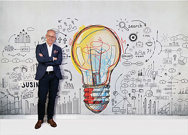 Staffan_-_wall_lightbulb